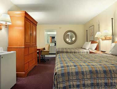 Express Inn & Suites Clearwater Pinellas Park Esterno foto