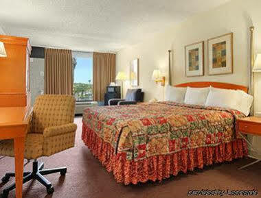 Express Inn & Suites Clearwater Pinellas Park Esterno foto